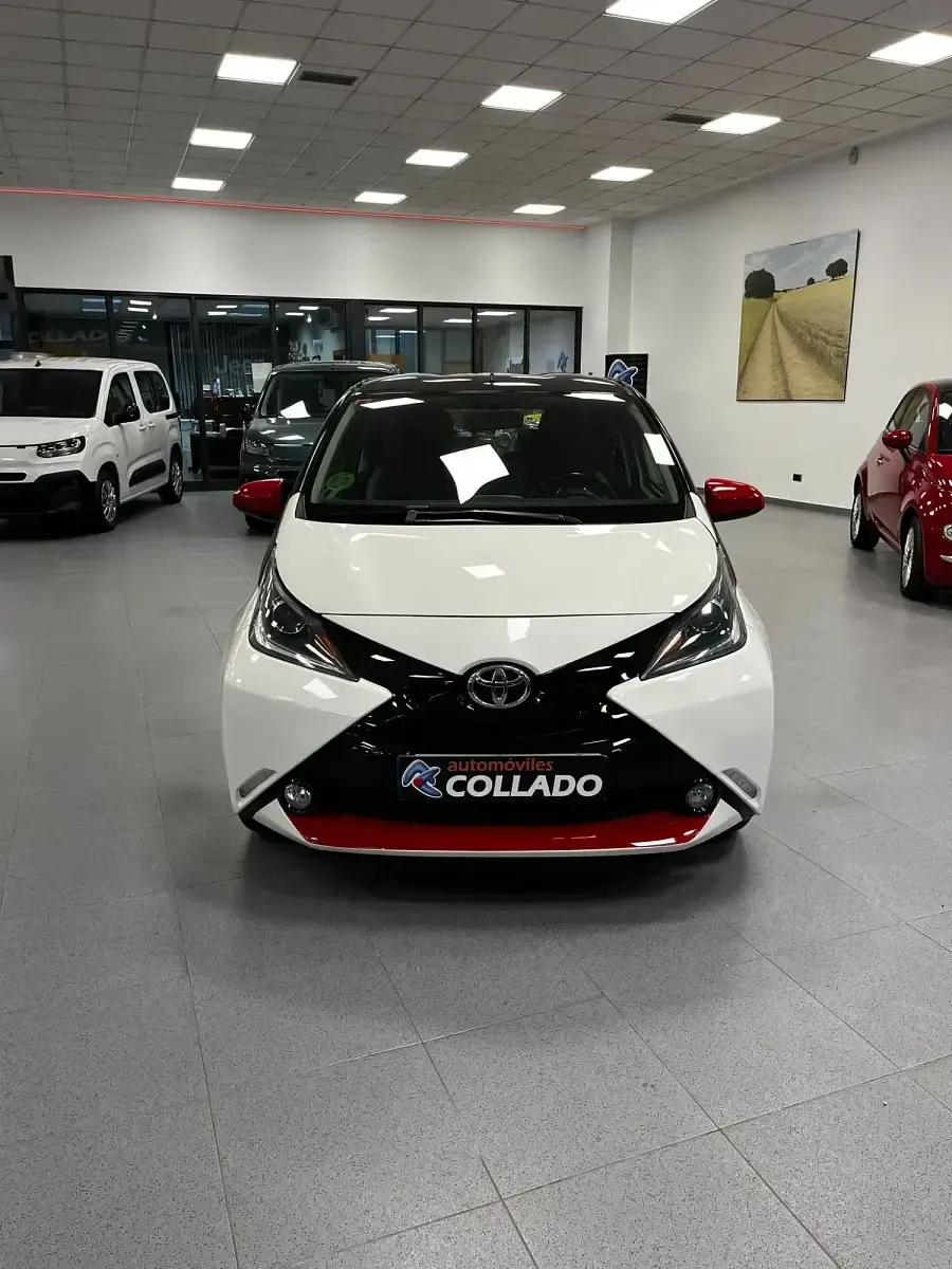 Usado Toyota Aygo X-play 69 CV (50 kW) 2018 Blanco Utilitario