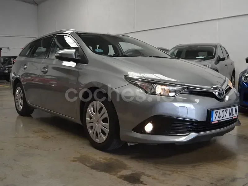 Usado Toyota Auris 112 CV (82 kW) 2016 Gris / plata Familiar