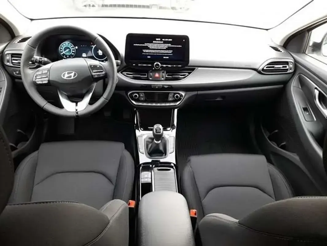 Usado Hyundai i30 101 CV (74 kW) 2025 Blanco Berlina