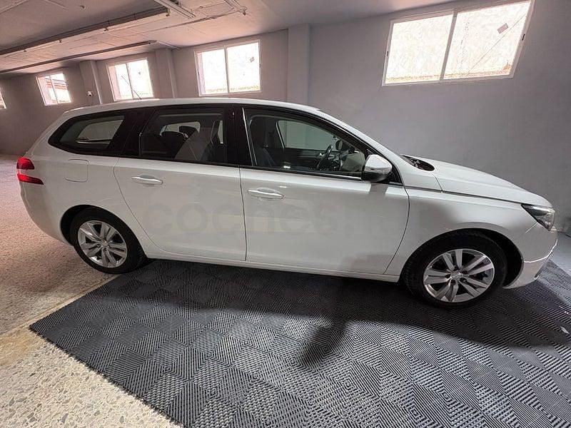 Usado Peugeot 308 SW Active 130 CV (95 kW) 2018 Blanco Familiar