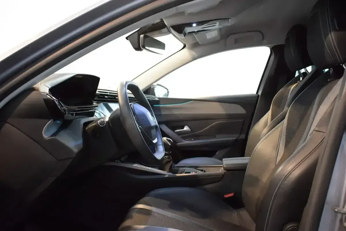 Usado Peugeot 308 Allure 131 CV (96 kW) 2022 Gris Utilitario