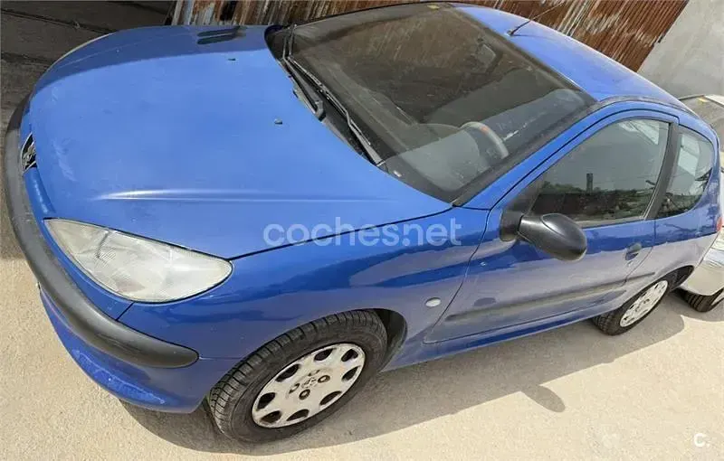 Usado Peugeot 206 70 CV (51 kW) 2000 Azul Berlina