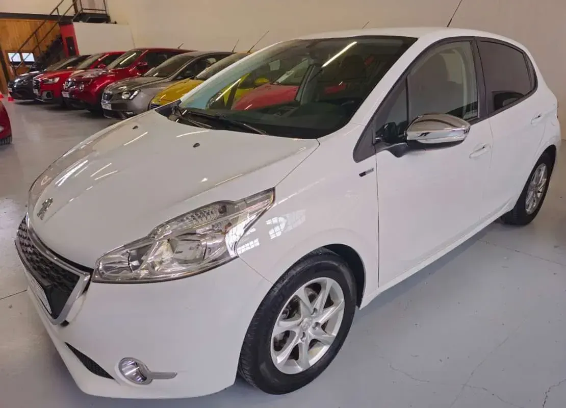 Usado Peugeot 208 Allure 82 CV (60 kW) 2014 Blanco Utilitario