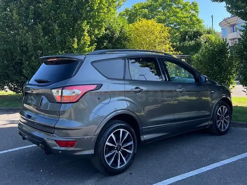 Usado Ford Kuga ST-Line 150 CV (110 kW) 2018 Gris / plata SUV