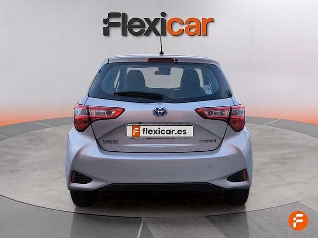 Usado Toyota Yaris Hybrid Active 100 CV (73 kW) 2019 Gris