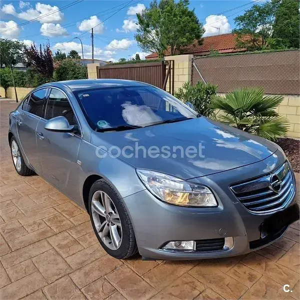 Usado Opel Insignia Sport 180 CV (132 kW) 2011 Gris / plata Berlina