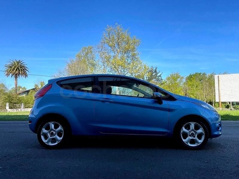 Usado Ford Fiesta Trend 70 CV (51 kW) 2010 Azul Utilitario