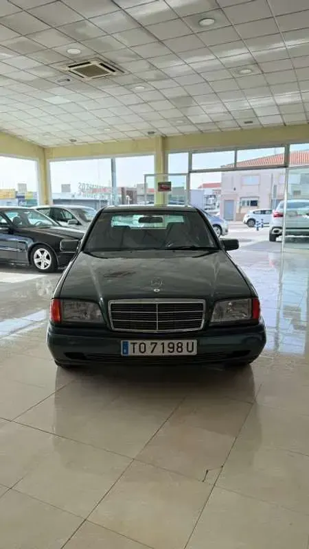 Usado Mercedes C180 121 CV (88 kW) 1993 Verde Berlina