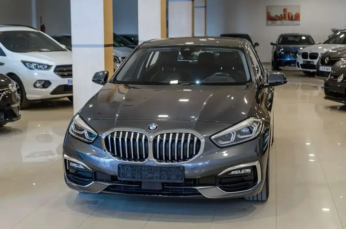 Usado BMW 120 Luxury Line 190 CV (139 kW) 2021 Gris / plata Utilitario
