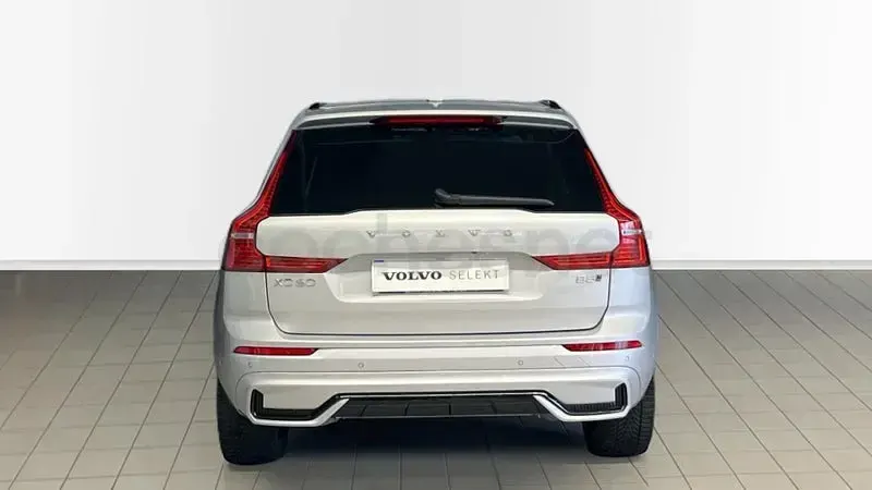 Usado Volvo XC60 Plus 250 CV (183 kW) 2025 Gris / plata SUV