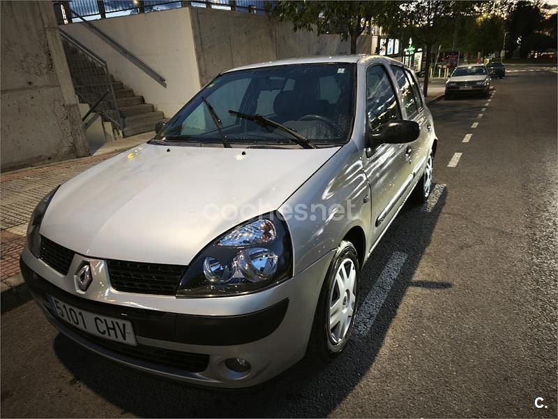 Usado Renault Clio II Authentique 65 CV (47 kW) 2003 Gris / plata Berlina