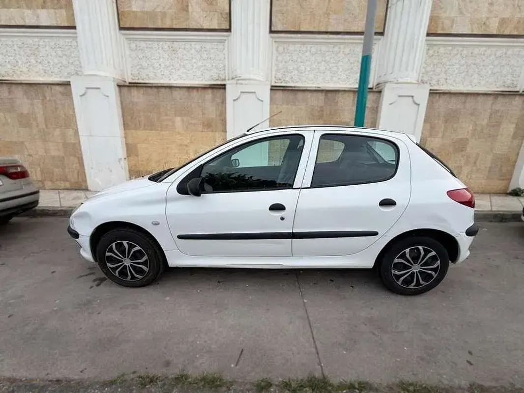 Usado Peugeot 206 69 CV (50 kW) 2002 Blanco Berlina