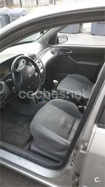 Usado Ford Focus Ghia 100 CV (73 kW) 1998 Gris / plata Berlina