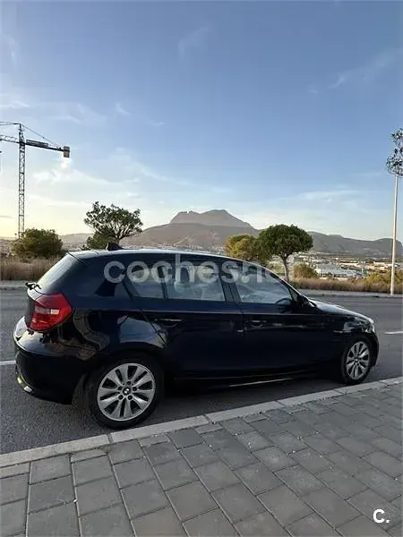 Usado BMW 118 122 CV (89 kW) 2007 Negro Utilitario