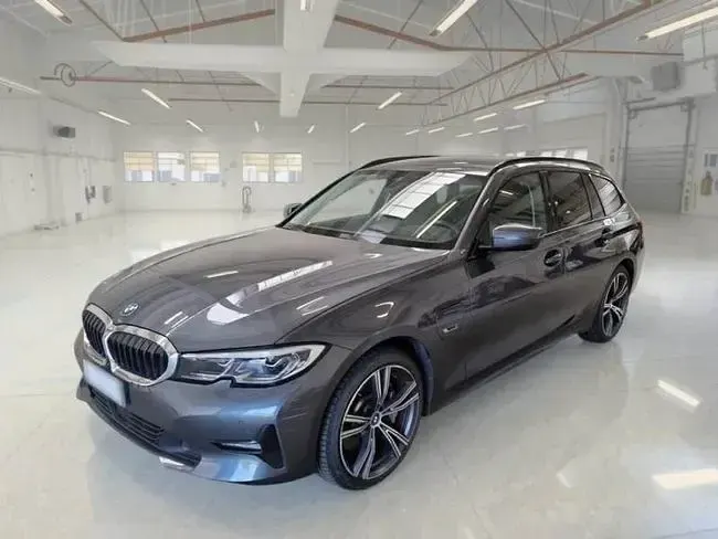 Usado BMW 330e 292 CV (214 kW) 2022 Grisnegro Familiar