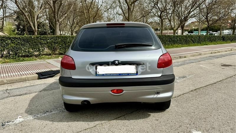Usado Peugeot 206 75 CV (55 kW) 2000 Gris / plata Berlina