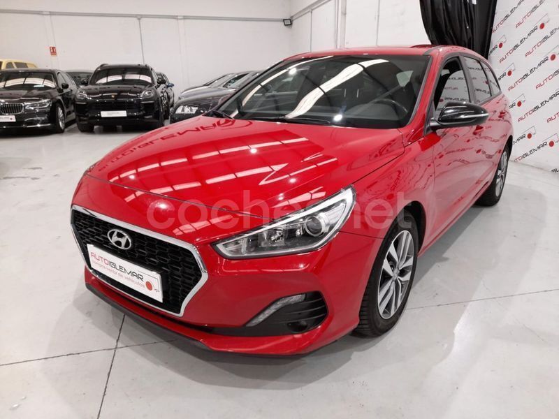 Usado Hyundai i30 GO! 110 CV (80 kW) 2018 Rojo Familiar
