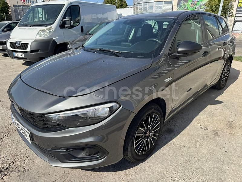 Usado Fiat Tipo Cross 130 CV (95 kW) 2022 Gris / plata Familiar