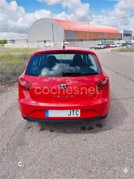 Usado Seat Ibiza Reference 90 CV (66 kW) 2016 Rojo Berlina