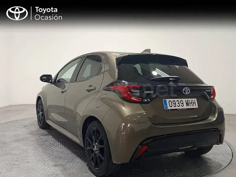 Usado Toyota Yaris Hybrid Style 116 CV (85 kW) 2023 Marrón Berlina