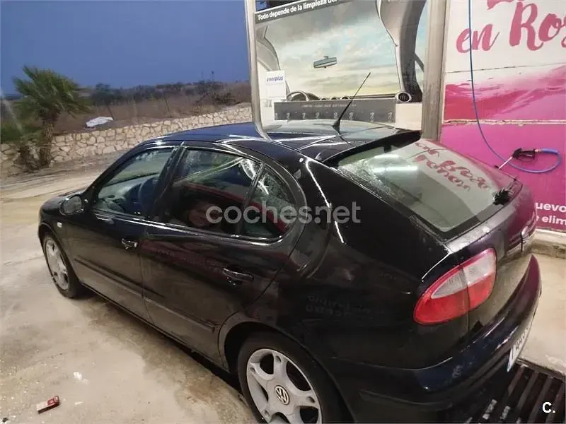 Usado Seat Leon 125 CV (91 kW) 2003 Negro Utilitario