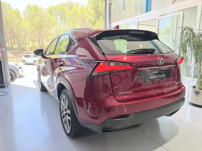 Usado Lexus NX300h Executive Line 197 CV (144 kW) 2016 Granate SUV