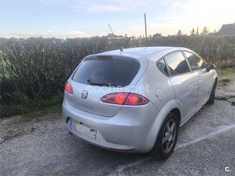 Usado Seat Leon Stylance 105 CV (77 kW) 2005 Gris / plata Utilitario