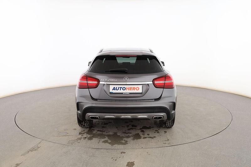 Usado Mercedes GLA200 AMG line 135 CV (99 kW) 2019 Gris SUV