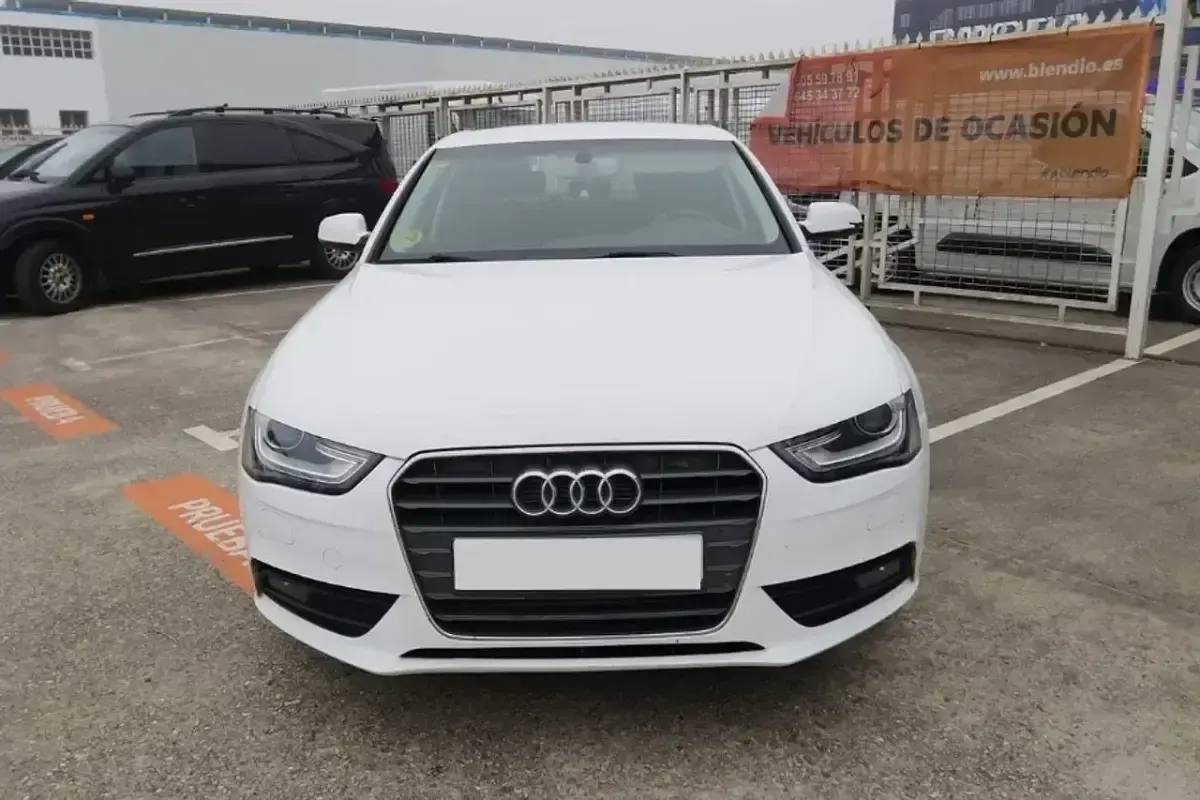 Usado Audi A4 143 CV (105 kW) 2013 Blanco Familiar