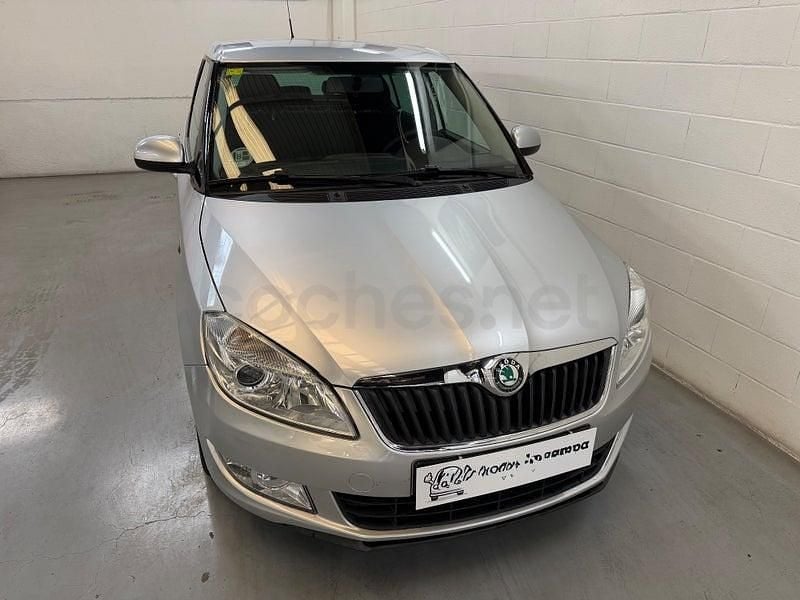 Usado Skoda Fabia Family 75 CV (55 kW) 2011 Gris / plata Berlina