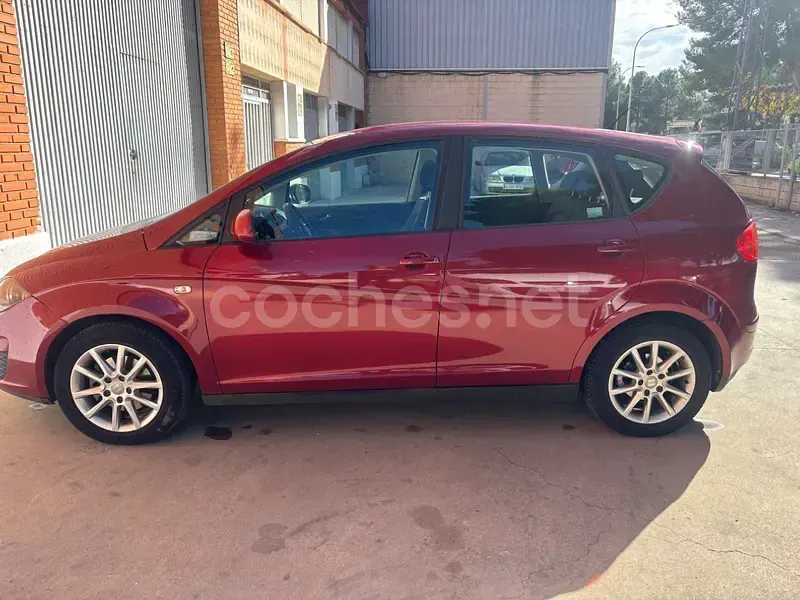 Usado Seat Altea Reference 105 CV (77 kW) 2010 Granate Monovolumen