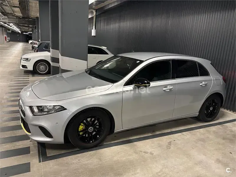 Usado Mercedes A180 116 CV (85 kW) 2020 Gris / plata Berlina