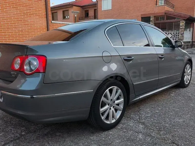 Usado VW Passat Sportline 140 CV (102 kW) 2005 Gris / plata Berlina
