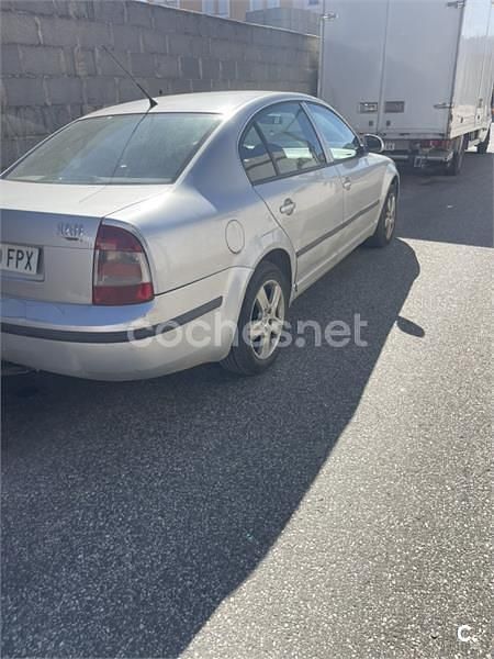 Usado Skoda Superb 115 CV (84 kW) 2007 Gris / plata Berlina