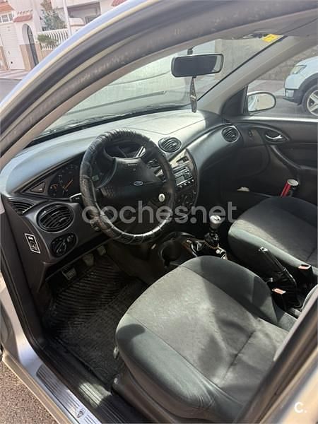 Usado Ford Focus Trend 90 CV (66 kW) 2000 Gris / plata Berlina