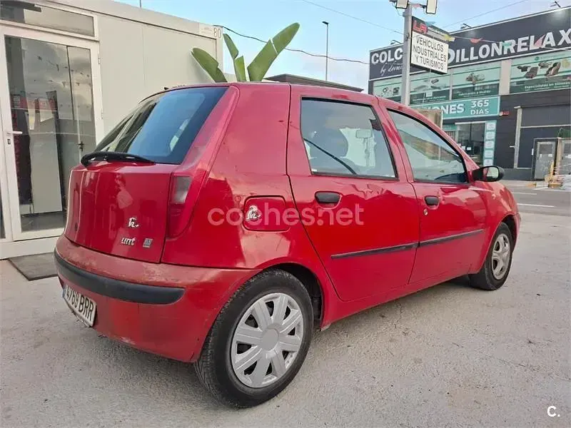 Usado Fiat Punto 60 CV (44 kW) 2001 Rojo Utilitario