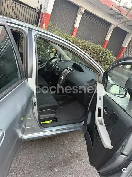 Usado Toyota Yaris 87 CV (63 kW) 2008 Gris / plata Utilitario