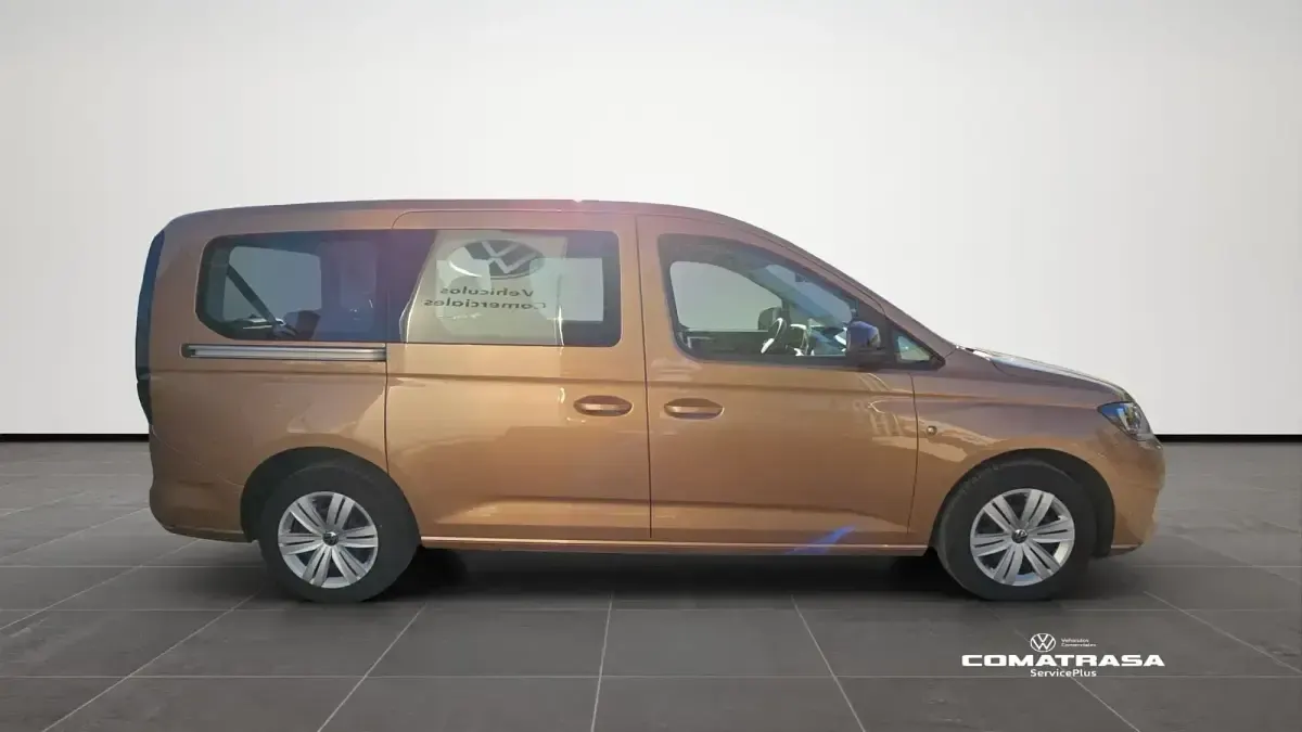 Usado VW Caddy Maxi 102 CV (75 kW) 2023 Marrón Monovolumen