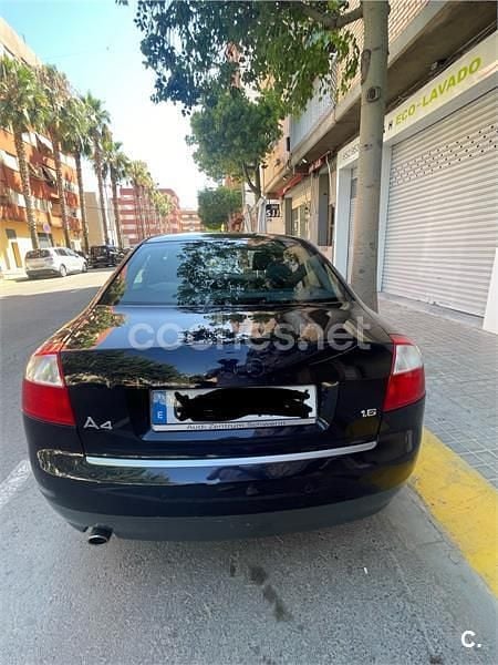 Usado Audi A4 130 CV (95 kW) 2004 Azul Familiar