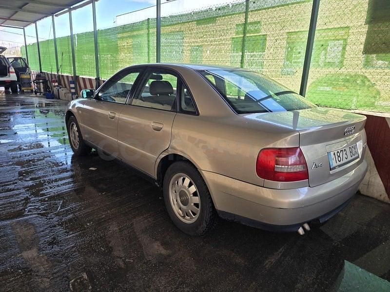 Usado Audi A4 Premium 130 CV (95 kW) 2001 Gris / plata Familiar