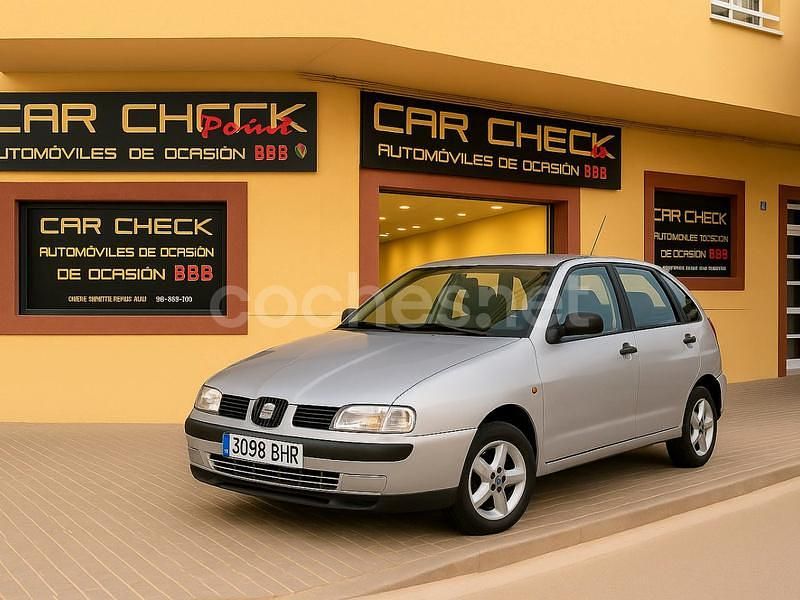 Gris / plata Usado 2001 Seat Ibiza Stella Berlina | 2995 € (Un poco caro) - Imagen 1/4