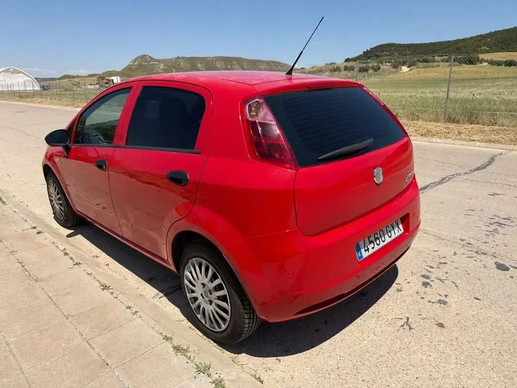Usado Fiat Punto Active 60 CV (44 kW) 2010 Rojo Utilitario