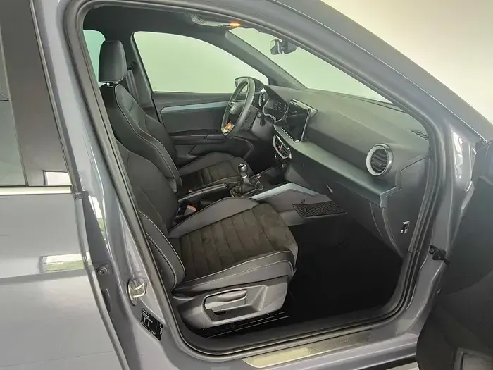 Usado Seat Arona Xperience 115 CV (84 kW) 2025 Gris SUV
