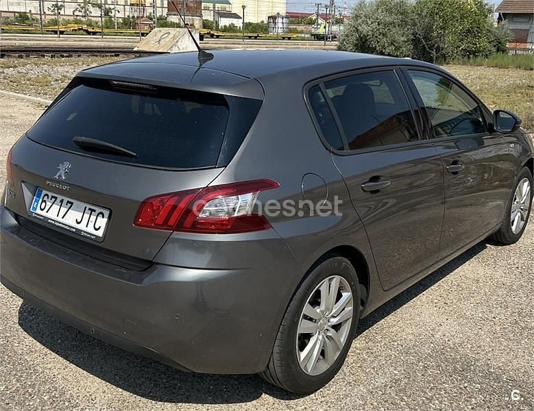 Usado Peugeot 308 Active 130 CV (95 kW) 2016 Gris / plata Berlina