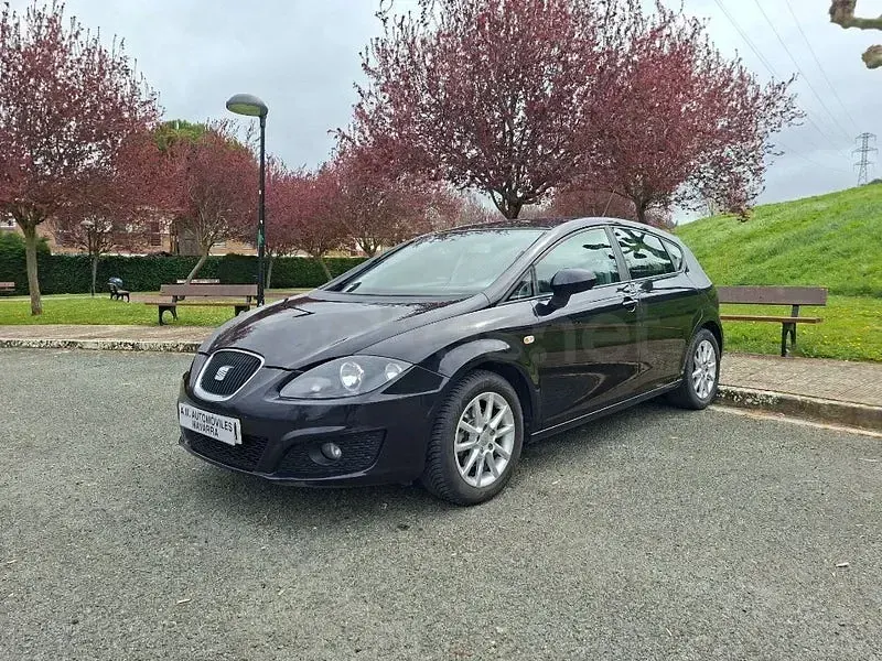Usado Seat Leon Reference 105 CV (77 kW) 2010 Negro Utilitario