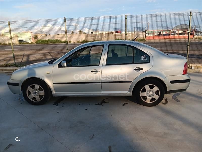 Usado VW Bora Conceptline 90 CV (66 kW) 1999 Gris / plata Berlina