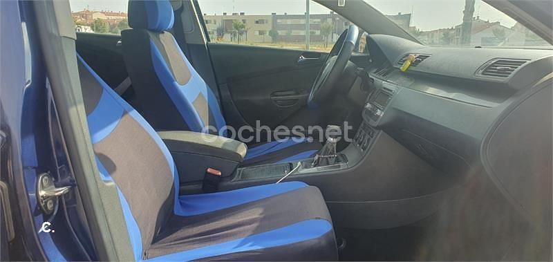 Azul Usado 2005 VW Passat Trendline Berlina | 3700 € (Precio justo) - Imagen 1/4