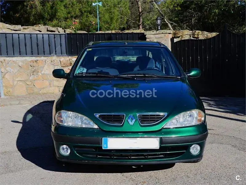 Usado Renault Mégane Authentique 110 CV (80 kW) 2001 Verde Berlina