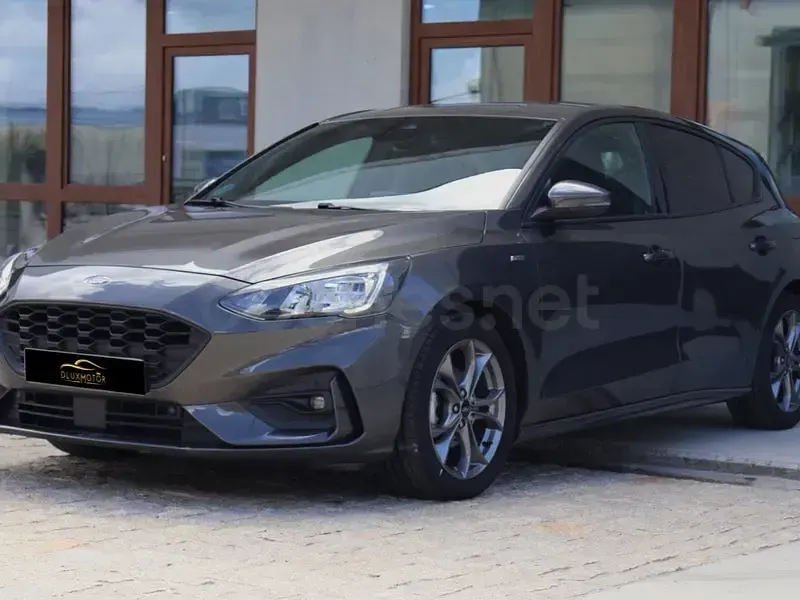 Usado Ford Focus ST-Line 125 CV (91 kW) 2022 Gris / plata Berlina