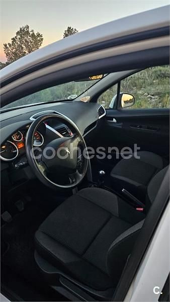 Usado Peugeot 207 68 CV (50 kW) 2014 Blanco Descapotable